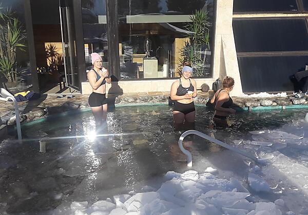 Eisbaden im Schwimmteich