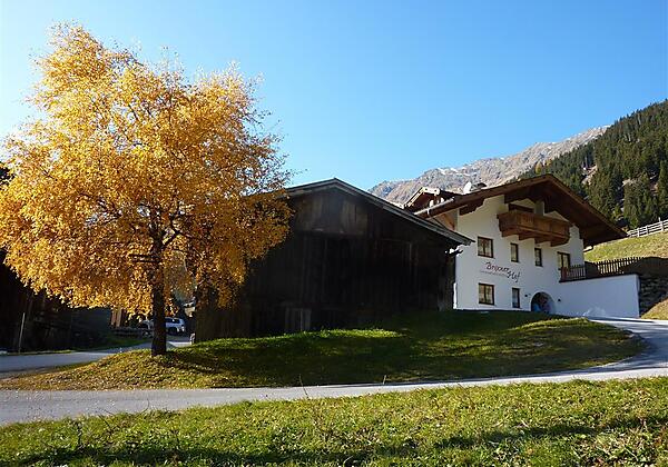 Brixnerhof Ansicht Herbst