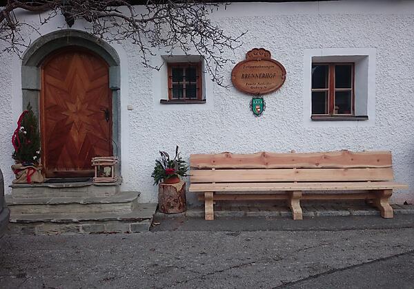 gemütliches Rasten auf der Hausbank