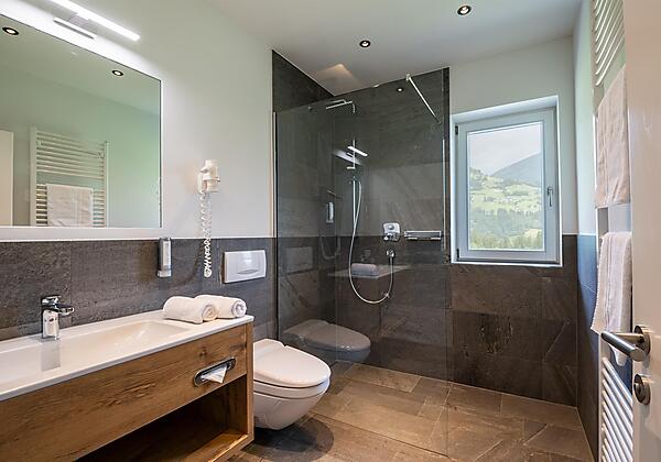 Lichtdurchflutete Badezimmer mit Regendusche