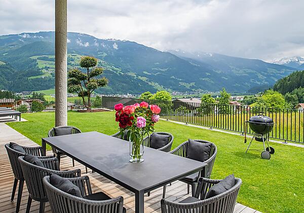 Garten mit überdachtem Essbereich