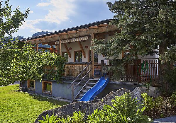 Garten mit Spielmöglichkeiten