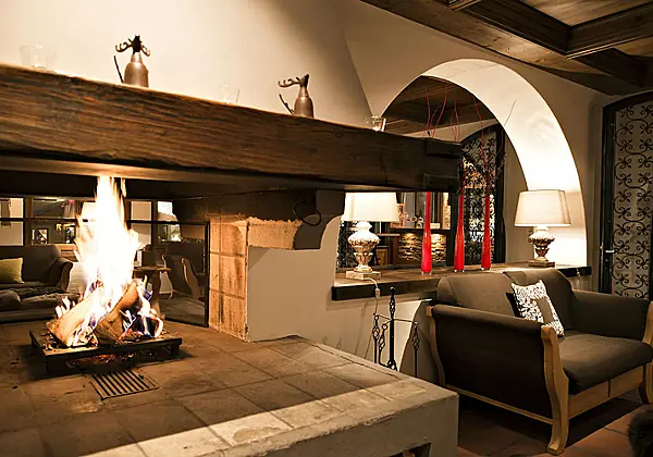 Die Lounge mit offenem Kamin im Wellnesshotel Silvretta in Samnaun Dorf