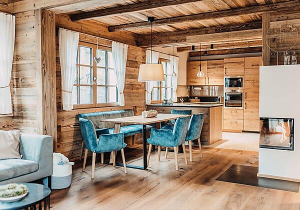 Uriger Essplatz mit Kamin