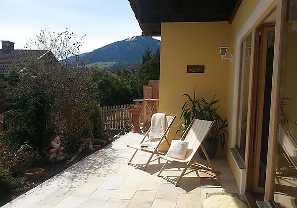 Terrasse mit Liegestühlen im Chalet Tyrol