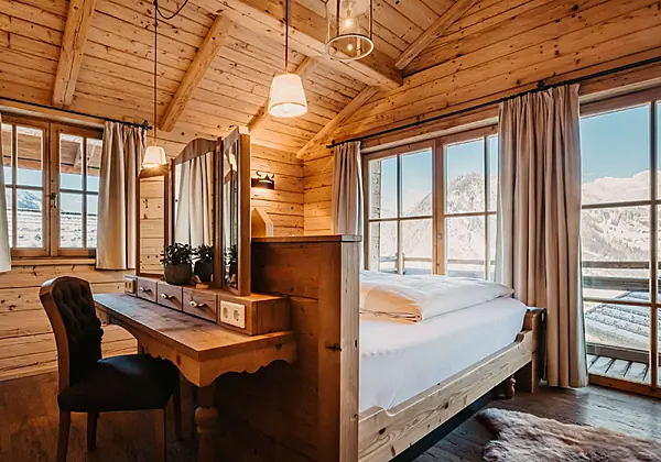 Bergchalet in Österreich - Schlafzimmer mit traumhaftem Blick in die Berge - einzigartige Lage