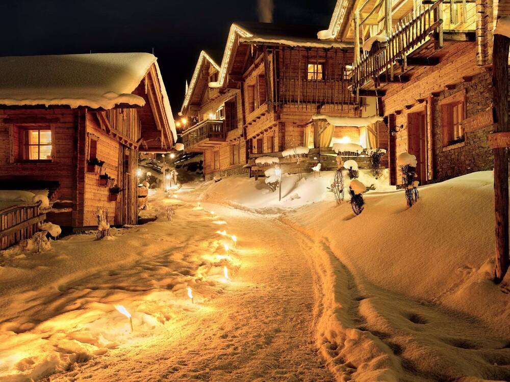 Chaletdorf BERGHERZ am Abend im Winter - traumhafte Lage direkt in den Bergen in Österreich