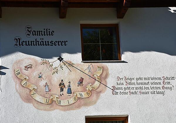 Sonnenuhr am Haus