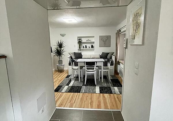 Blick in das Wohnzimmer mit Esstisch