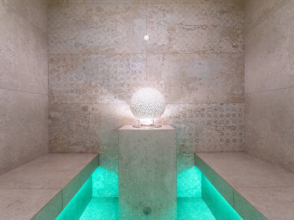 Das Dampfbad gleich neben der Sauna  im Wellnessbereich