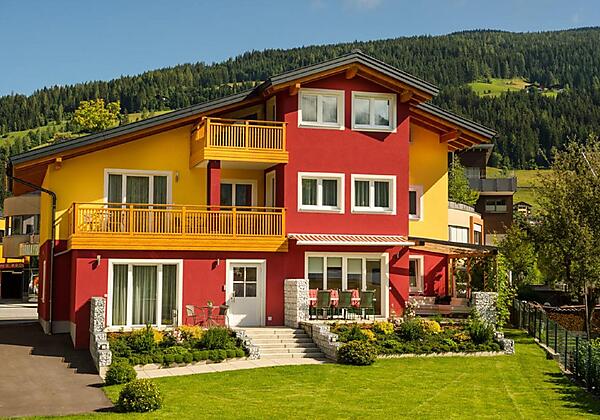 das-Burghard-Appartements-Sommer-Gartenseite