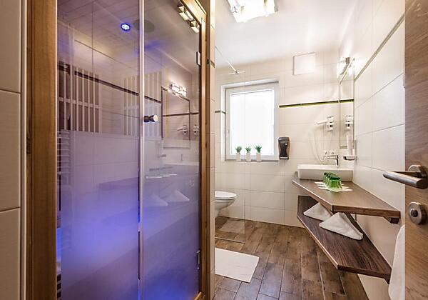 das-Burghard-Appartement-Badezimmer-Infrarotkabine