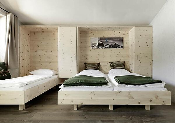 Schlafzimmer mit Zirbenholz