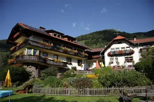 Sommeransicht vom kleinen Familienhotel Koch