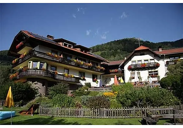 Sommeransicht vom kleinen Familienhotel Koch
