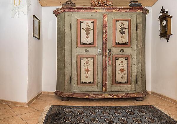 Stiegenaufgang-Bauernschrank