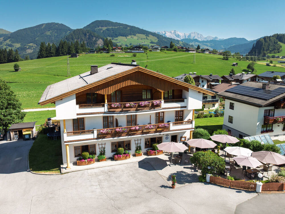 Der Embacherhof im Sommer! Alle Zimmer mit Balkon und Bergblick!