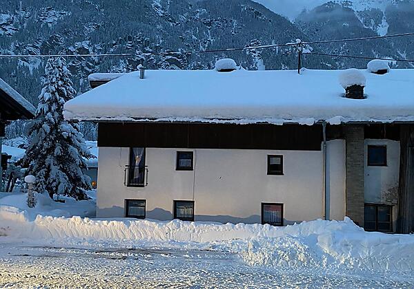 Das Haus im Schnee abends