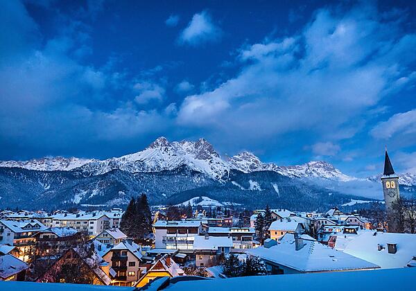 Blick von der Dachterrasse auf die  Berge