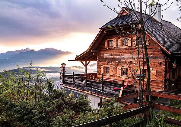 Die Mirnock Hütte mit Blick zum Millstätter See