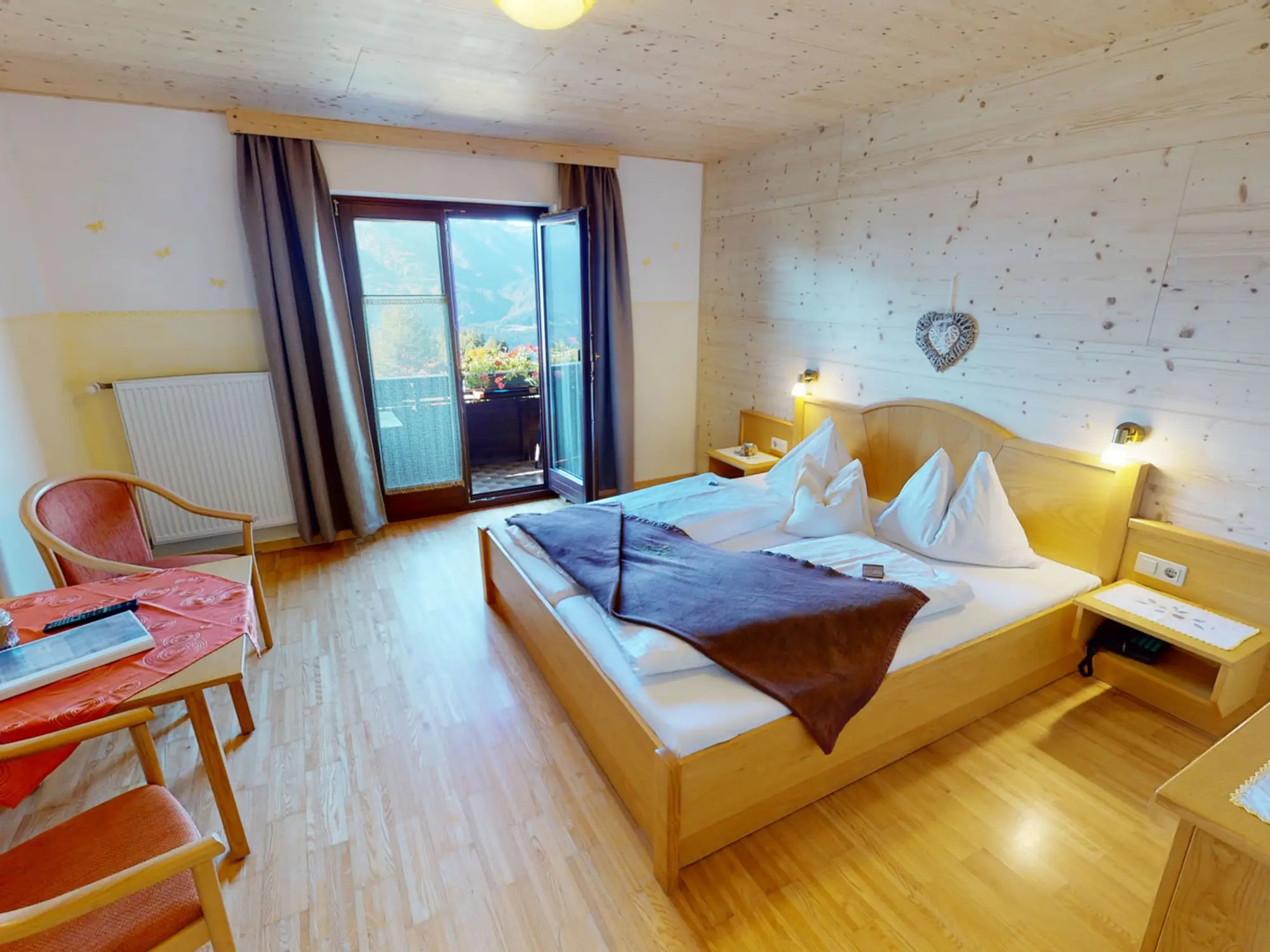 Doppelbettzimmer mit Balkon