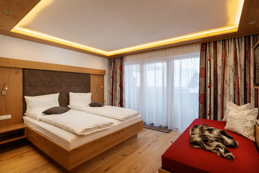 Doppelbettzimmer mit Glasfront Dorfstube Holzgau