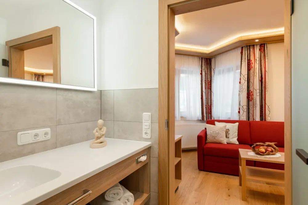 Blick aus dem Badezimmer Doppelbettzimmer Dorfstube Holzgau