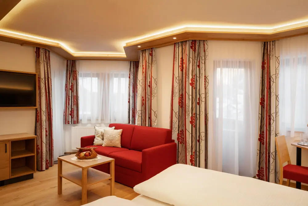 Sitzbereich-Couch Doppelbettzimmer Dorfstube Holzgau