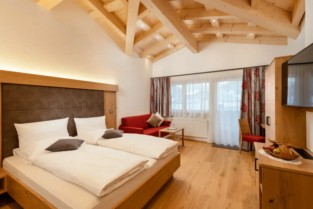 Doppelbettzimmer mit Sichtdachstuhl Dorfstube Holzgau