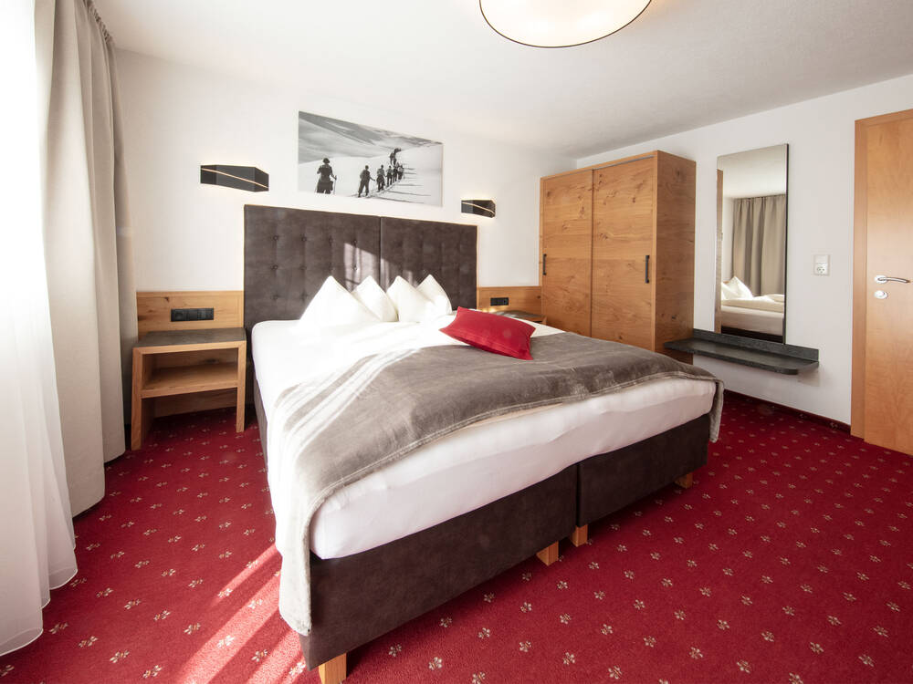 Ein Schlafzimmer des Appartements 1 im GB Gondelblick in Sölden