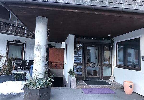 Haupteingang/Abgang Skiraum