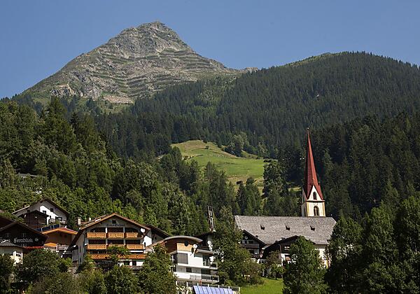 Hausansicht Sommer -  Kirche