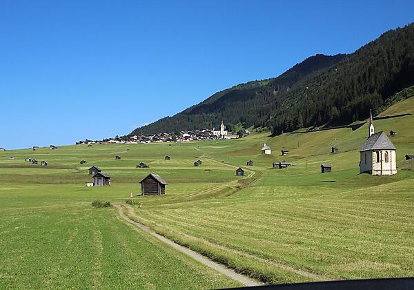Obertilliach mit Feldflur und Kapellen