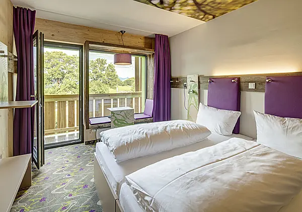 Trendiges Design-Zimmer mit Panoramafenster