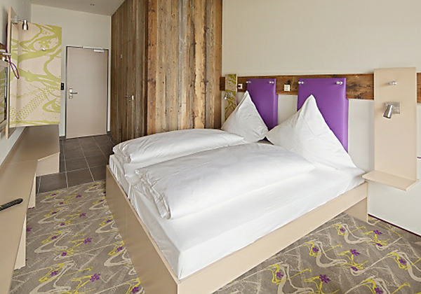 Design-Zimmer mit vielen Ablageflächen