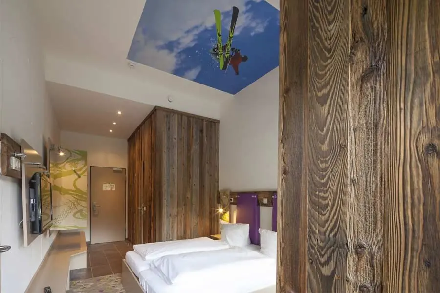 Trendige Design-Zimmer mit viel Platz und Stauraum