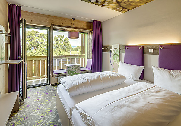 Moderne Design-Zimmer mit Panoramafenster und viel Stauraum