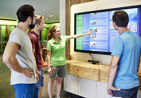Interaktiver Touchscreens bieten Infos zu Touren, Skigebieten etc.