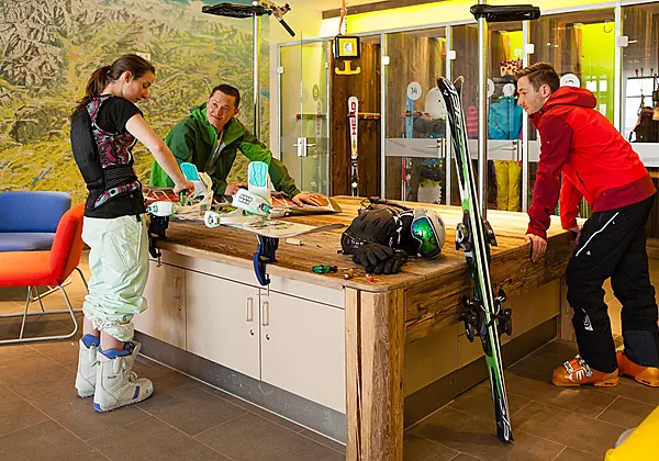 Werkbank und Sportlocker in der Ski-Area