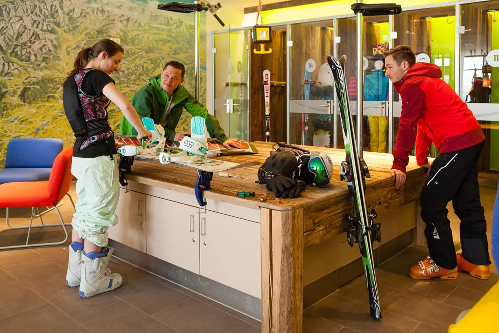 Werkbank und Sportlocker in der Ski-Area