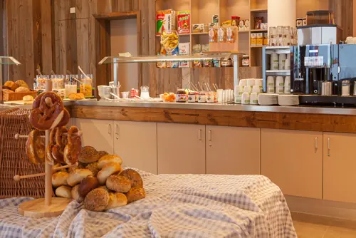 Das Frühstück im Explorer Hotel bietet über 70 leckere Komponenten