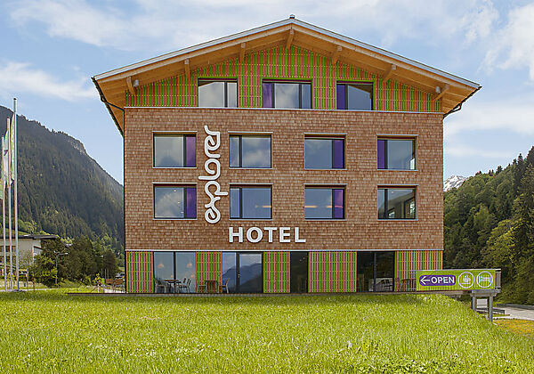 Aussenansicht vom Explorer Hotel Montafon im Sommer