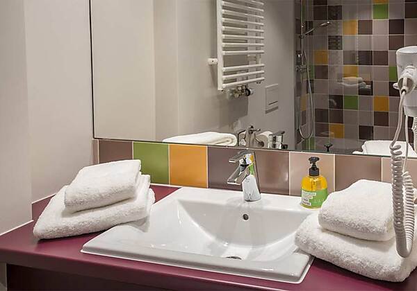 Badezimmer im Explorer Hotel