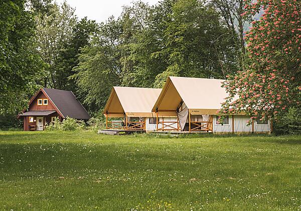Glampingzelte und gelbes Haus
