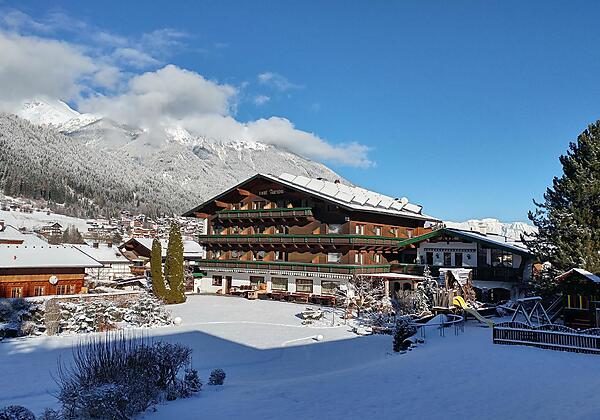 Hausansicht mit Garten Winter