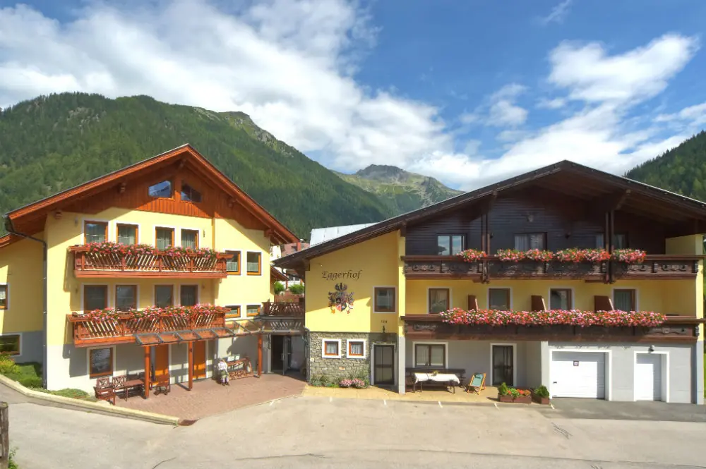 Aussenansicht vom Eggerhof im Sommer