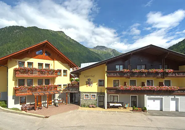 Aussenansicht vom Eggerhof im Sommer