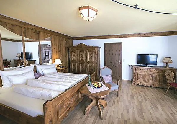Das Massiv-Holz Zimmer im Lengauer Hof