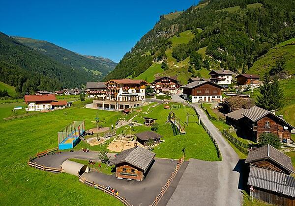 Hotelanlage Sommer mit Abenteuerspielplatz