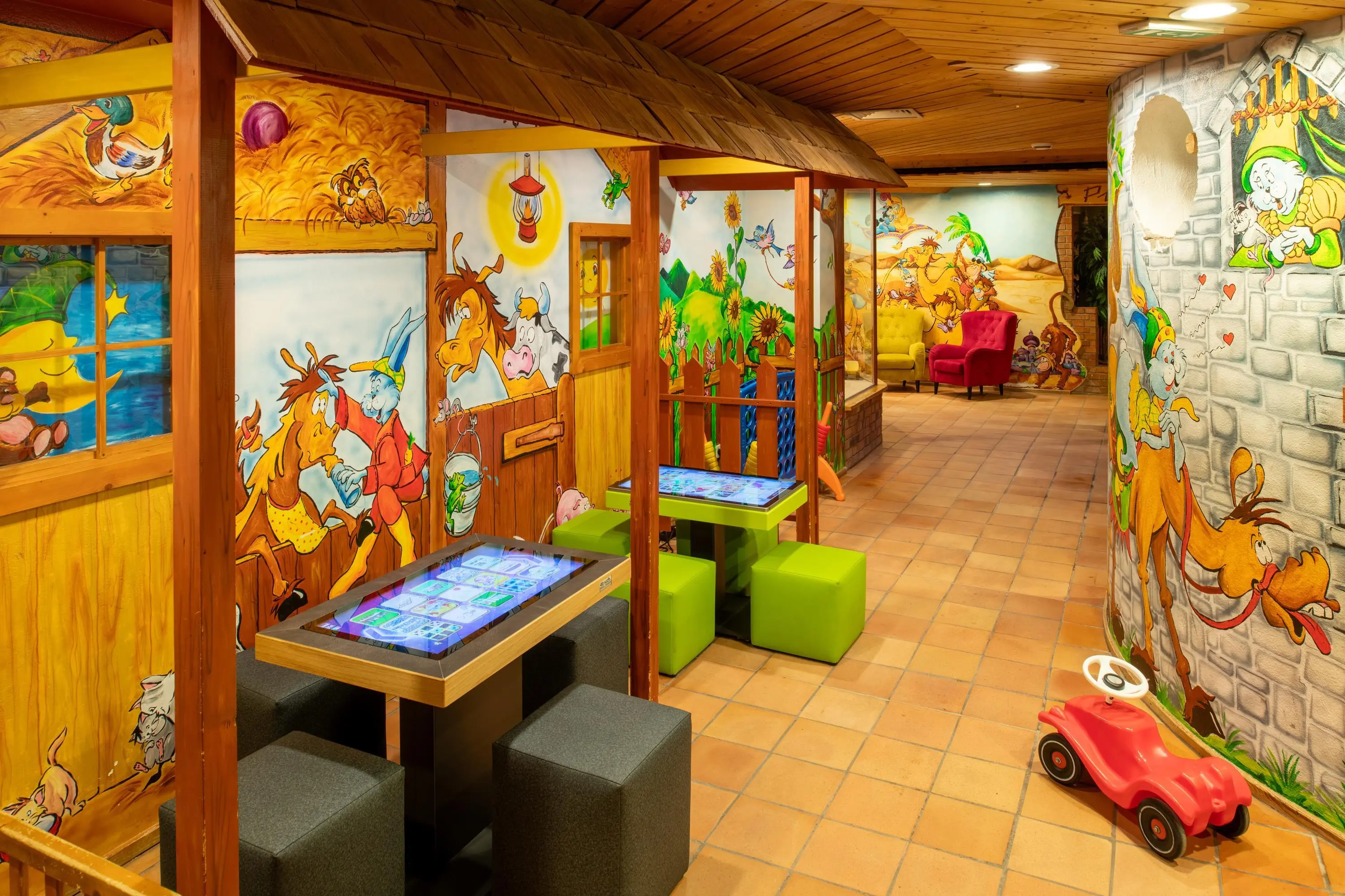Spieltische in Oskars Kinderland